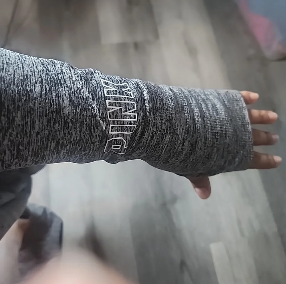 Victoria Secret PINK Top Womens Sz M Gray Long Sleeve Seamless Cropped - Picture 4 of 9